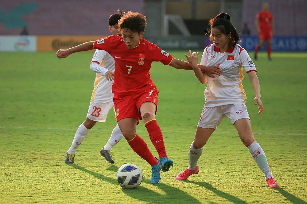 开云体育下载-立陶宛女足斗志昂扬，轻松晋级半决赛